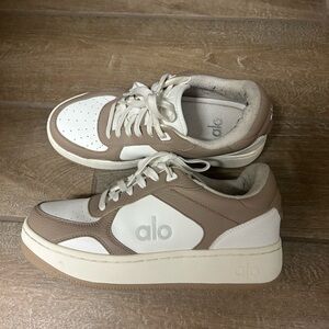 ALO Yoga REcovery Mode Sneaker in Gravel White size 7 women’s